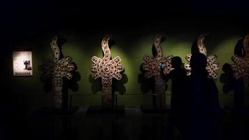 esculturas e visitantes no museu do templo mayor video