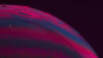 roze en blauwe kleurrijke donkere bellenplaneet video
