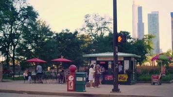 Restaurant im Freien von Hot Dogs mit Wolkenkratzern im Hintergrund video
