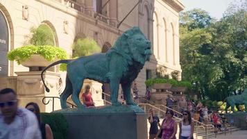 gente y escultura de león fuera del instituto de arte de chicago