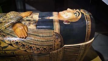 velho sarcófago egípcio de mulher