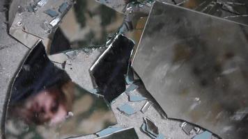depressiver und wütender Mann schaut in zerbrochenen Glassplittern video