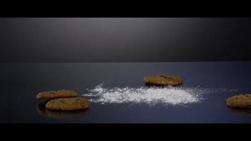 galletas que caen desde arriba sobre una superficie reflectante - galletas 188 video