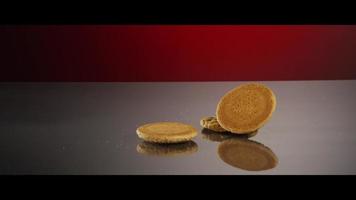 fallende Kekse von oben auf eine reflektierende Oberfläche - Kekse 213 video