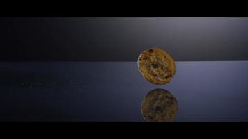 fallende Kekse von oben auf eine reflektierende Oberfläche - Kekse 197 video
