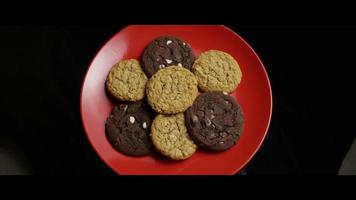 Tir cinématique et rotatif de cookies sur une assiette - cookies 086 video