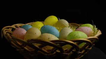 Tourné de décorations de Pâques et de bonbons dans l'herbe de Pâques colorée - Pâques 043