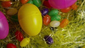 Tourné de décorations de Pâques et de bonbons dans l'herbe de Pâques colorée - Pâques 003 video