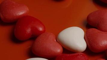 rotierende Stock Footage Aufnahme von Valentinstag Dekorationen und Süßigkeiten - Valentinstag 0057 video