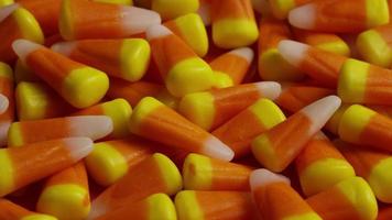 roterend schot van halloween candy corn - candy corn 027 video