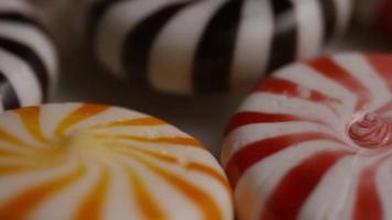 Tourné en rotation d'un mélange coloré de divers bonbons durs - bonbons mélangés 023