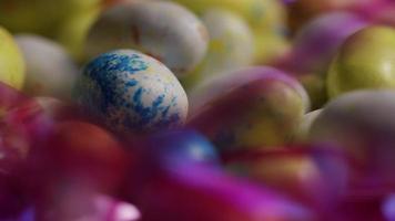 Tournage de bonbons de Pâques colorés sur un lit d'herbe de Pâques - 150 Pâques video