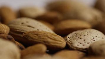 Plan cinématique et rotatif d'amandes sur une surface blanche - amandes 188 video