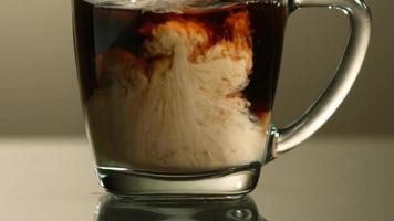 melk in ultra slow motion (1500 fps) in koffie gegoten - coffee w milk phantom 008