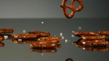 pretzels caindo e quicando em ultra slow motion (1.500 fps) em uma superfície reflexiva - pretzels phantom 018 video