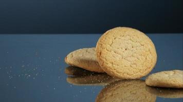 galletas cayendo y rebotando en cámara ultra lenta (1,500 fps) sobre una superficie reflectante - cookies fantasma 054 video