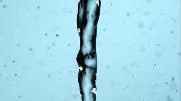Wasser gießt und spritzt in Ultra-Zeitlupe (1.500 fps) auf eine reflektierende Oberfläche - Wasser gießt 106 video