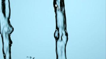 acqua che versa e schizza in ultra slow motion (1.500 fps) su una superficie riflettente - l'acqua versa 163 video