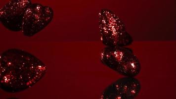décorations de la Saint-Valentin tombant et rebondissant au ralenti (1500 ips) sur une surface réfléchissante - valentines phantom 009 video
