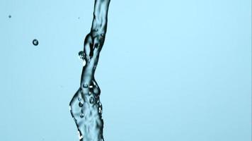 acqua che versa e schizza in ultra slow motion (1.500 fps) su una superficie riflettente - l'acqua versa 153 video