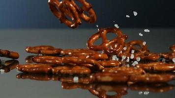 pretzel che cadono e rimbalzano in ultra slow motion (1.500 fps) su una superficie riflettente - pretzel phantom 008 video