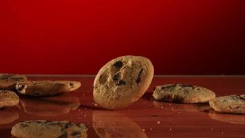 biscotti che cadono e rimbalzano in ultra slow motion (1.500 fps) su una superficie riflettente - cookies phantom 025 video