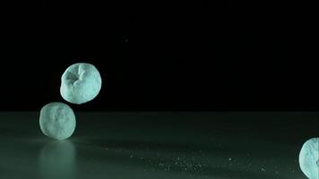 ciambelle che cadono e rimbalzano in ultra slow motion (1.500 fps) su una superficie riflettente - donuts phantom 002 video