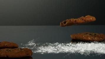 biscotti che cadono e rimbalzano in ultra slow motion (1.500 fps) su una superficie riflettente - cookies phantom 063 video