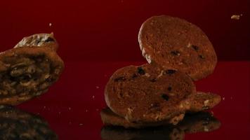 Galletas cayendo y rebotando en cámara ultra lenta (1,500 fps) sobre una superficie reflectante - cookies fantasma 072 video