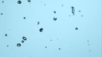 agua que se vierte y salpica en cámara ultra lenta (1,500 fps) sobre una superficie reflectante: el agua se vierte 107 video