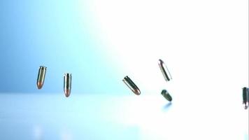 balas que caen y rebotan en cámara ultra lenta (1,500 fps) sobre una superficie reflectante - balas fantasma 002 video