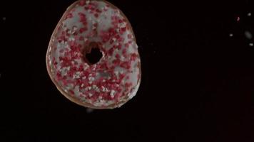 ciambelle che cadono e rimbalzano in ultra slow motion (1.500 fps) su una superficie riflettente - donuts phantom 051 video