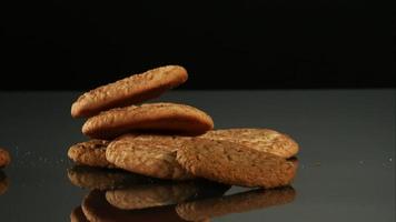 koekjes vallen en stuiteren in ultra slow motion (1500 fps) op een reflecterend oppervlak - cookies phantom 117 video