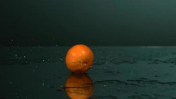 fruit qui rebondit en ultra ralenti (1500 images par seconde) - fantôme de fruit rebondissant 013 video