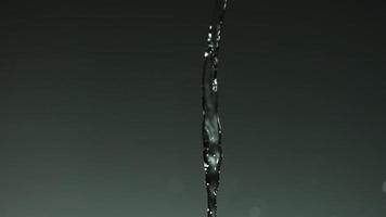líquido transparente carbonatado que se vierte y salpica en cámara ultra lenta (1,500 fps) en un vaso lleno de hielo - líquido vertido 013 video