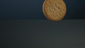 biscoitos caindo e quicando em ultra slow motion (1.500 fps) em uma superfície reflexiva - cookies fantasma 124 video