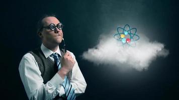 lustiger Nerd oder Geek, der fliegende Wolke mit rotierender Atomwissenschaftsikone sucht video