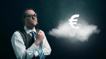 lustiger Nerd oder Geek, der fliegende Wolke mit rotierendem Euro-Symbol sucht video