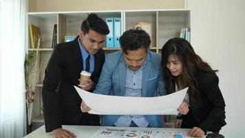 groupe de jeunes entreprises se réunissant à la salle de conférence et discuter des plans d'affaires video