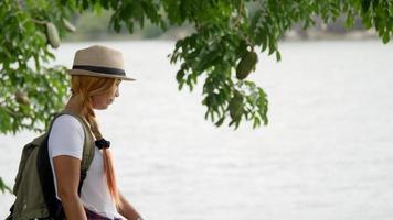 femme avec un sac à dos marchant se détendre et rafraîchir l'air video