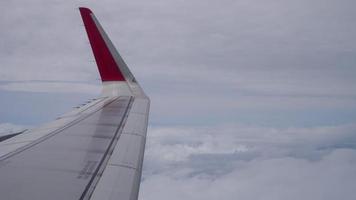 ala di un aeroplano che vola sopra le nuvole dalla vista del piano della finestra video