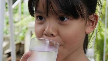 bambina che beve acqua fresca dopo il gioco video