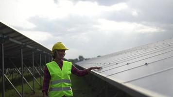 contrôle technique de la ferme de cellules solaires video