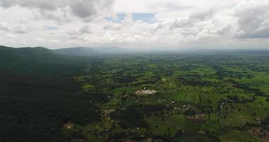 Flygfoto vidsträckt synvinkel berg med frodiga träd video