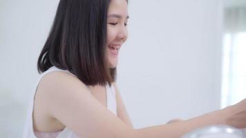 heureux belle jeune femme asiatique utiliser examen de cosmétiques maquillage tutoriel diffuser une vidéo en direct sur netcom social. video