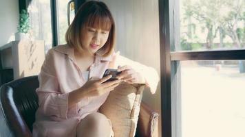 Aziatische vrouw met behulp van smartphone video