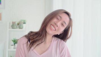 junge asiatische Frauen, die für die Kamera lächeln video