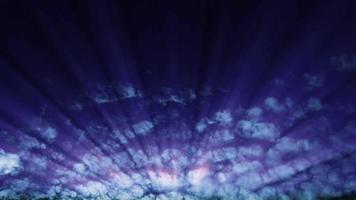Lichtstrahlen streifen durch Sonnenuntergangswolken im Zeitraffer video