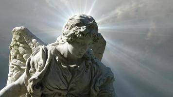 la statue d'un ange sur les nuages time lapse video