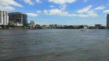 Transport dans la rivière Chao Phraya à Bangkok, Thaïlande video